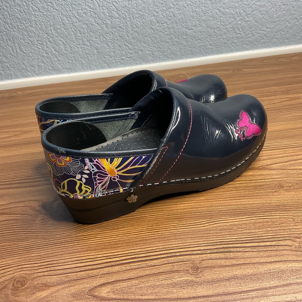 Sanita by Koi Women's Navy Clogs with Pink Accent size 38
